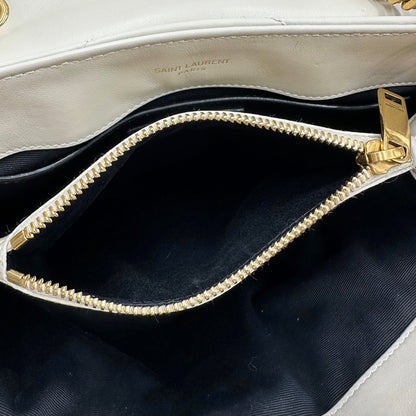interno Borsa Saint Laurent in pelle di agnello morbida con impunture trapuntate chevron, bianco gesso con hardware dorato, può essere portata a spalla o a tracolla