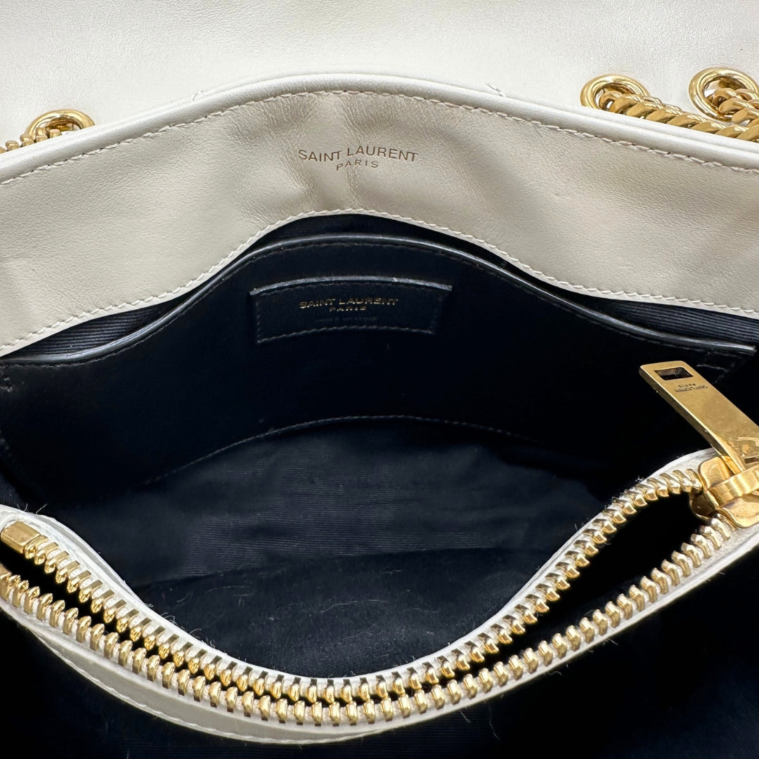 interno Borsa Saint Laurent in pelle di agnello morbida con impunture trapuntate chevron, bianco gesso con hardware dorato, può essere portata a spalla o a tracolla 