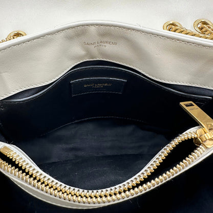 interno Borsa Saint Laurent in pelle di agnello morbida con impunture trapuntate chevron, bianco gesso con hardware dorato, può essere portata a spalla o a tracolla 