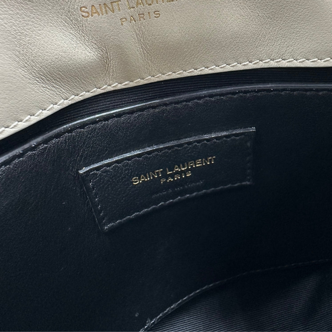 interno Borsa Saint Laurent in pelle di agnello morbida con impunture trapuntate chevron, bianco gesso con hardware dorato, può essere portata a spalla o a tracolla 