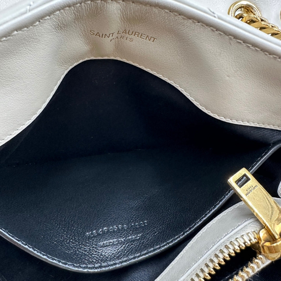 interno Borsa Saint Laurent in pelle di agnello morbida con impunture trapuntate chevron, bianco gesso con hardware dorato, può essere portata a spalla o a tracolla 