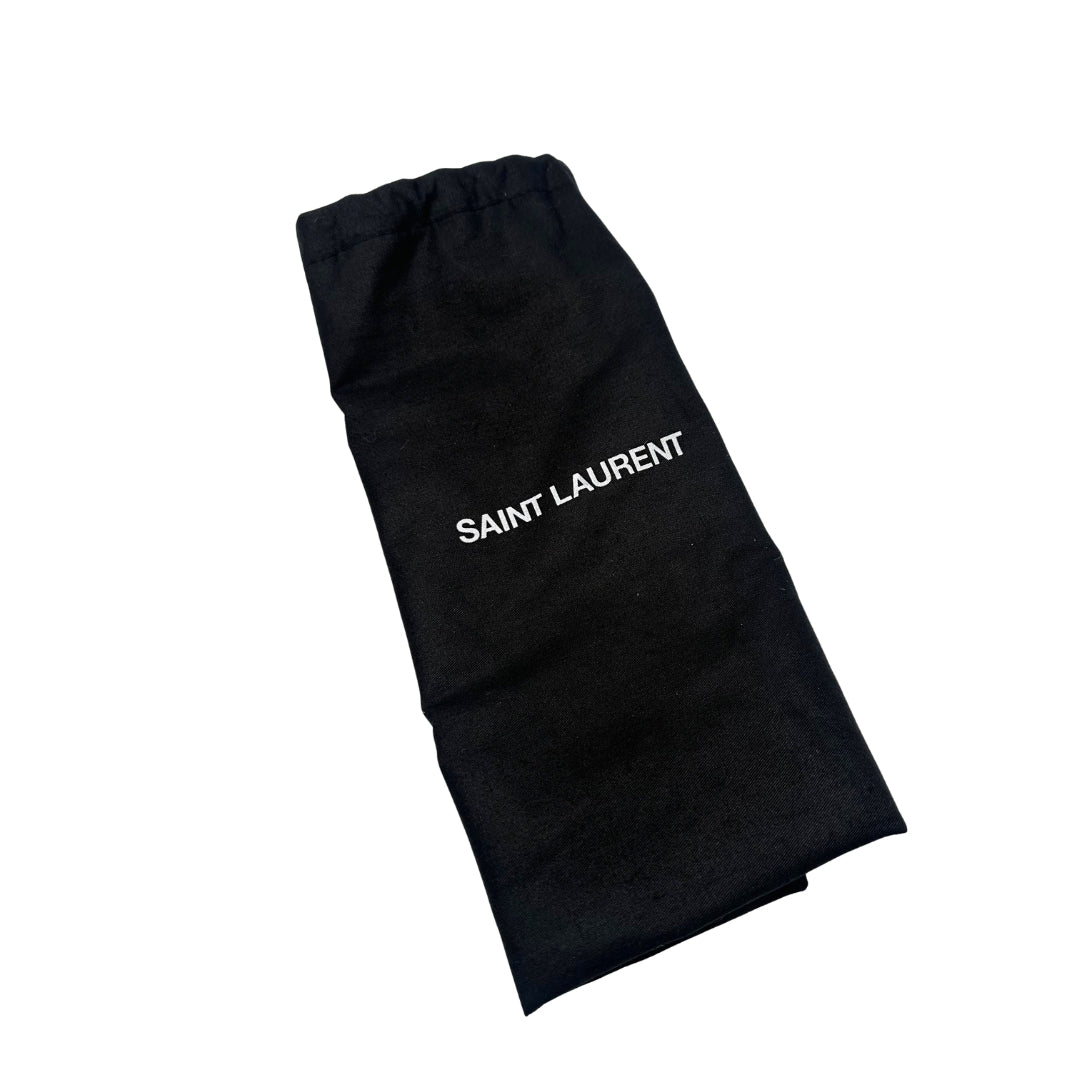 Borsa Saint Laurent in pelle di agnello morbida con impunture trapuntate chevron, bianco gesso con hardware dorato, può essere portata a spalla o a tracolla