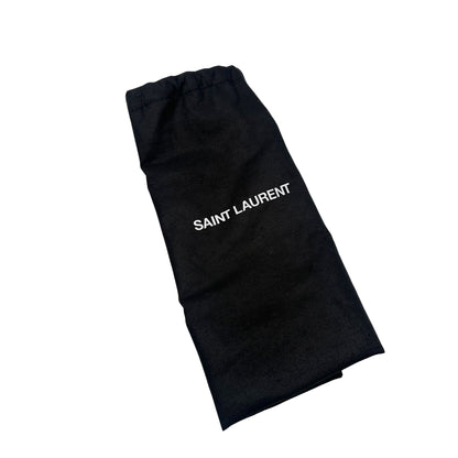 Borsa Saint Laurent in pelle di agnello morbida con impunture trapuntate chevron, bianco gesso con hardware dorato, può essere portata a spalla o a tracolla