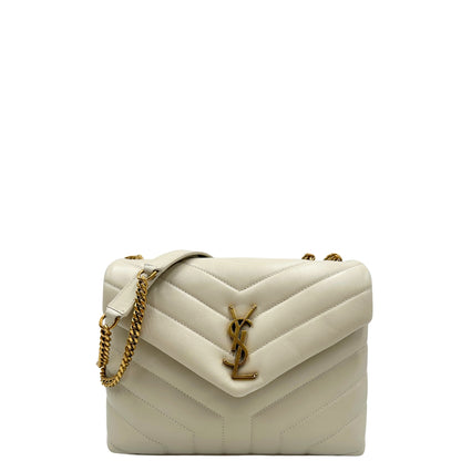 Borsa Saint Laurent in pelle di agnello morbida con impunture trapuntate chevron, bianco gesso con hardware dorato, può essere portata a spalla o a tracolla