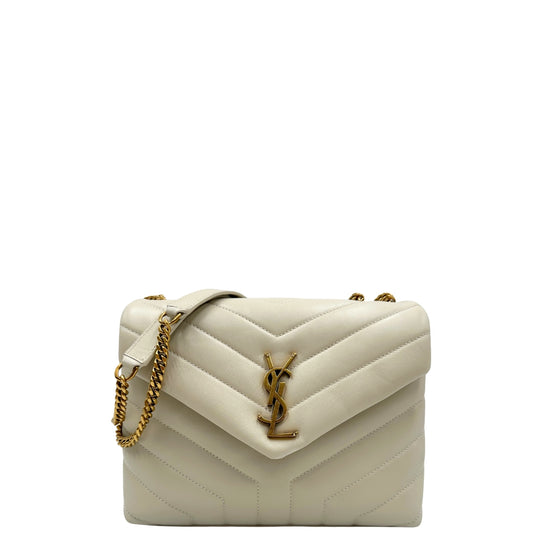 Borsa Saint Laurent in pelle di agnello morbida con impunture trapuntate chevron, bianco gesso con hardware dorato, può essere portata a spalla o a tracolla