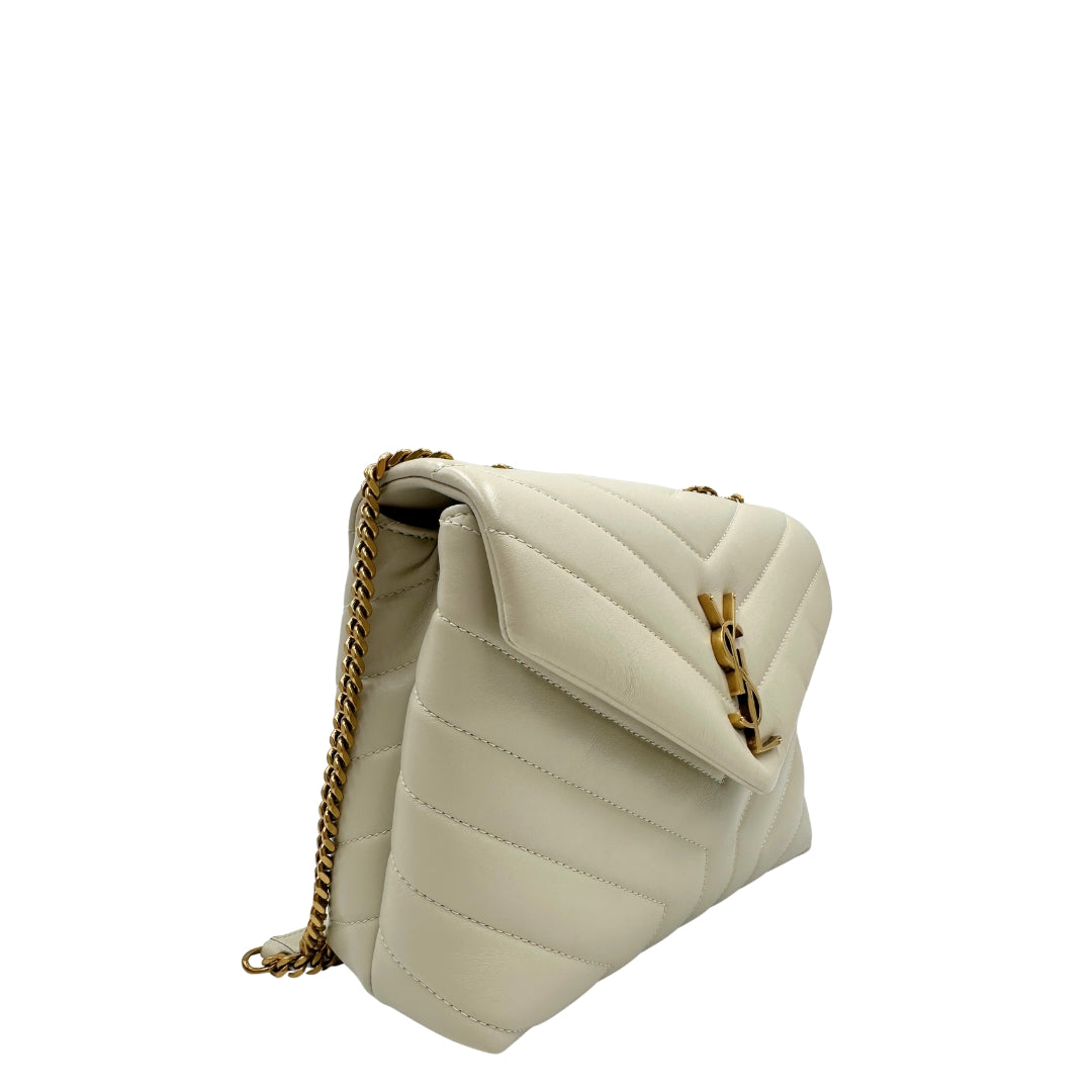 Borsa Saint Laurent in pelle di agnello morbida con impunture trapuntate chevron, bianco gesso con hardware dorato, può essere portata a spalla o a tracolla