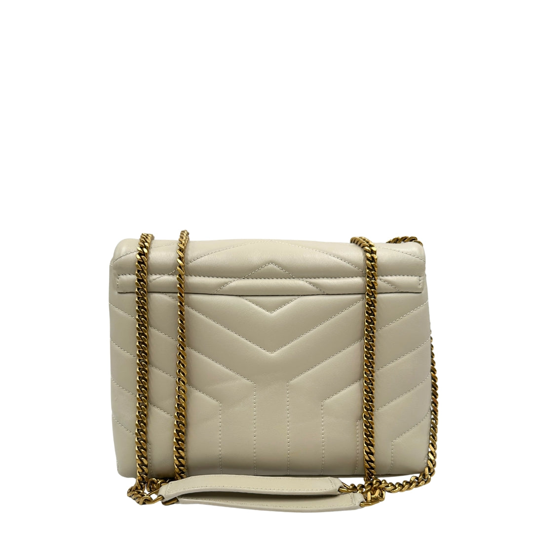 Borsa Saint Laurent in pelle di agnello morbida con impunture trapuntate chevron, bianco gesso con hardware dorato, può essere portata a spalla o a tracolla