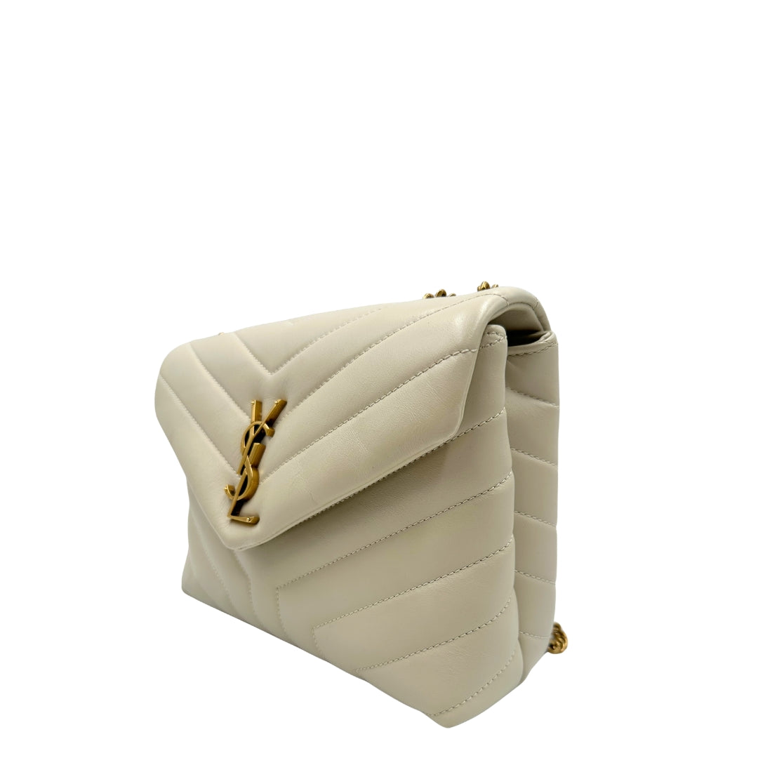 Borsa Saint Laurent in pelle di agnello morbida con impunture trapuntate chevron, bianco gesso con hardware dorato, può essere portata a spalla o a tracolla