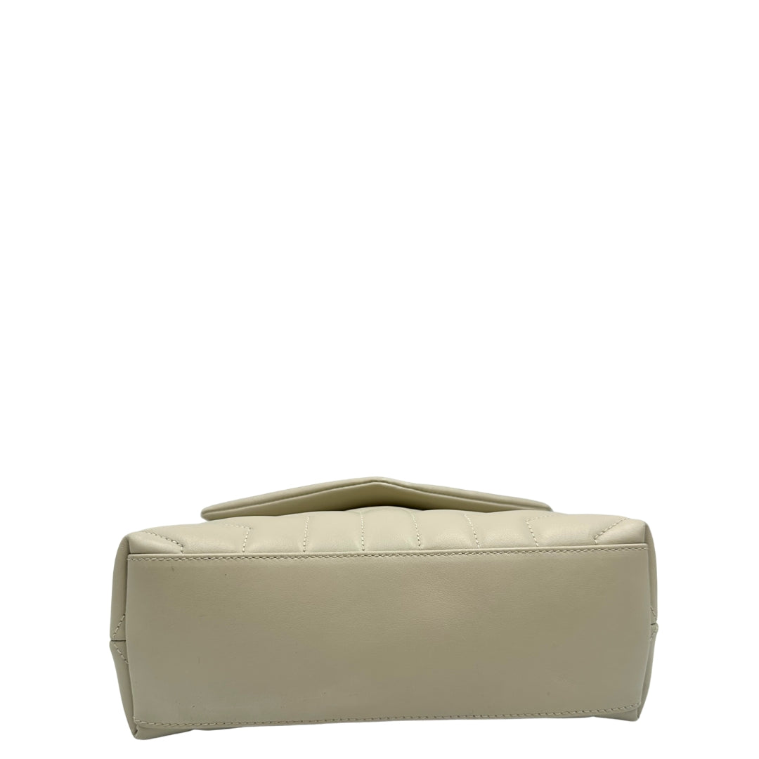 Borsa Saint Laurent in pelle di agnello morbida con impunture trapuntate chevron, bianco gesso con hardware dorato, può essere portata a spalla o a tracolla