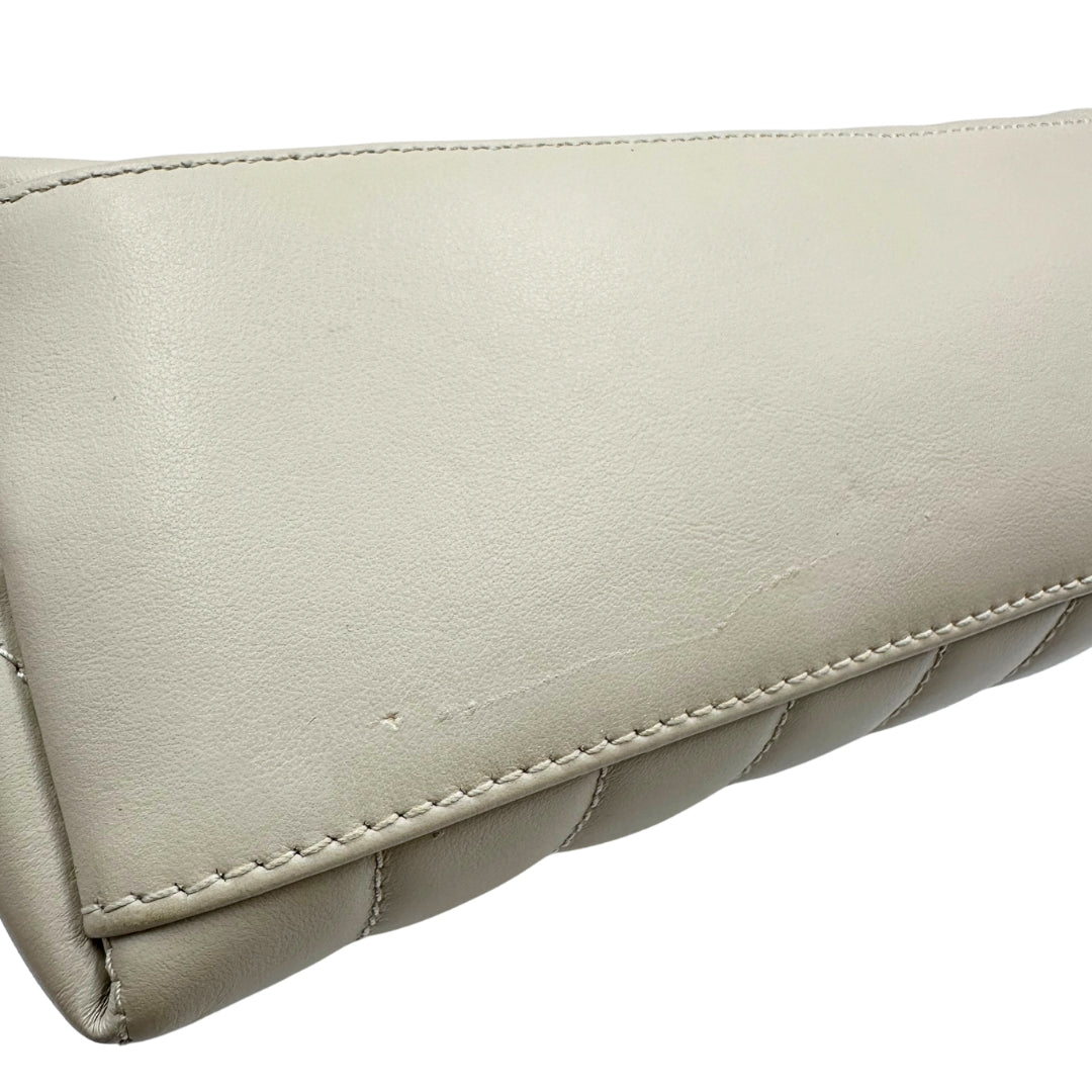 Borsa Saint Laurent in pelle di agnello morbida con impunture trapuntate chevron, bianco gesso con hardware dorato, può essere portata a spalla o a tracolla