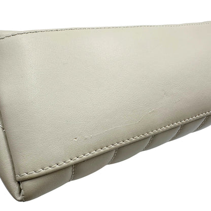 Borsa Saint Laurent in pelle di agnello morbida con impunture trapuntate chevron, bianco gesso con hardware dorato, può essere portata a spalla o a tracolla