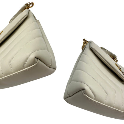Borsa Saint Laurent in pelle di agnello morbida con impunture trapuntate chevron, bianco gesso con hardware dorato, può essere portata a spalla o a tracolla