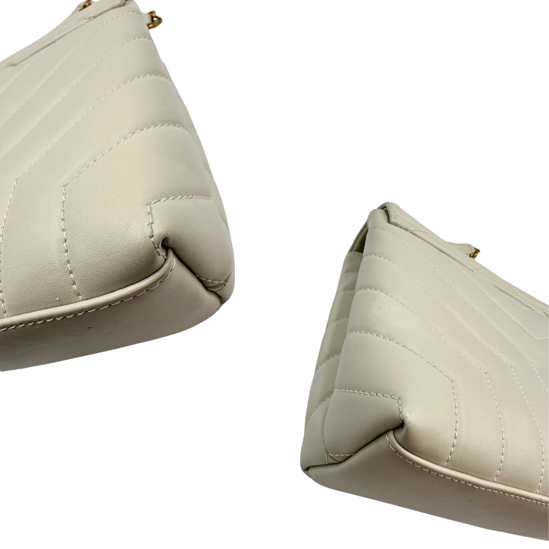 Borsa Saint Laurent in pelle di agnello morbida con impunture trapuntate chevron, bianco gesso con hardware dorato, può essere portata a spalla o a tracolla