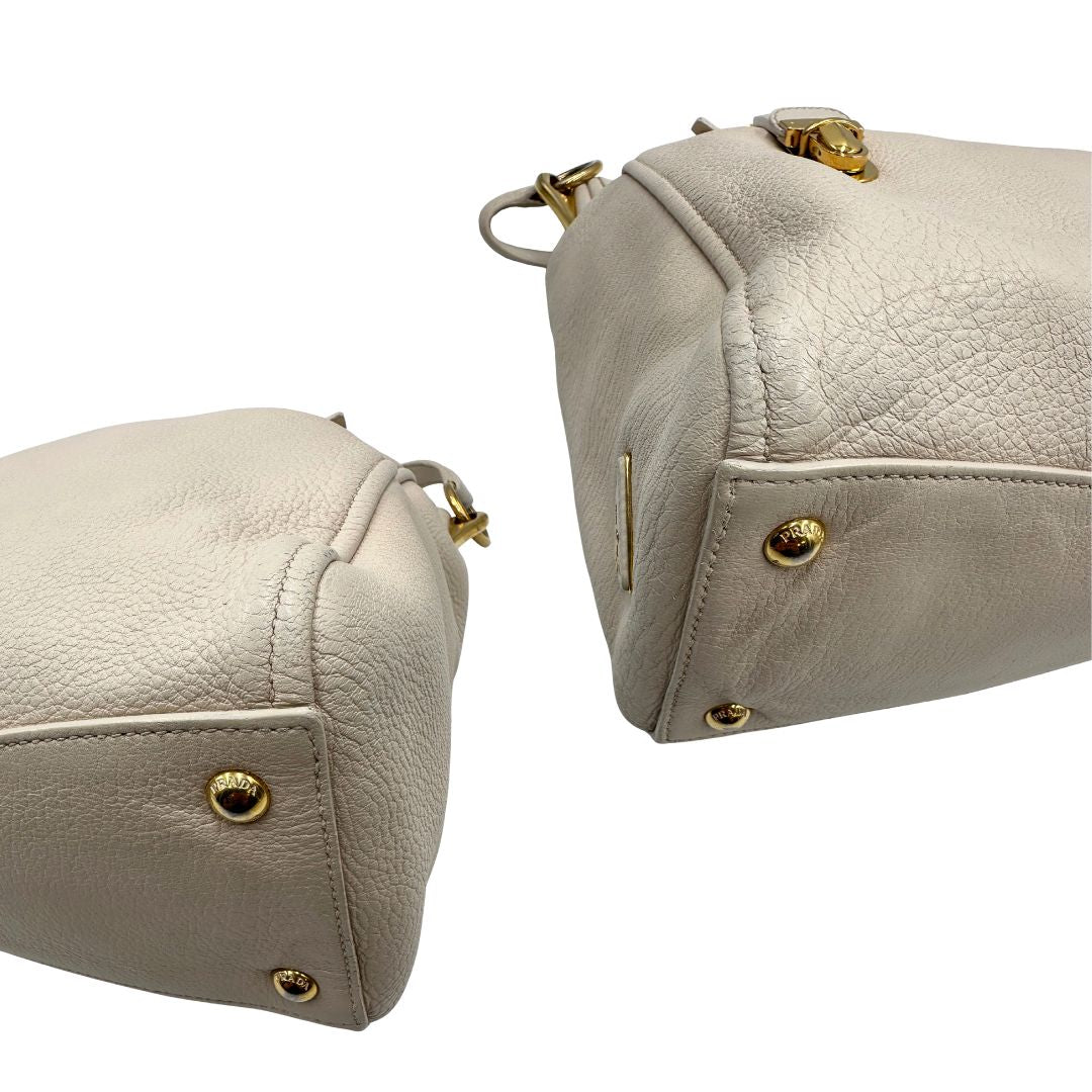 Angoli Prada in pelle Martellata bianca con manico singolo e metalleria dorata, da indossare a spalla. Originale, usata, di lusso, in ottime condizioni.