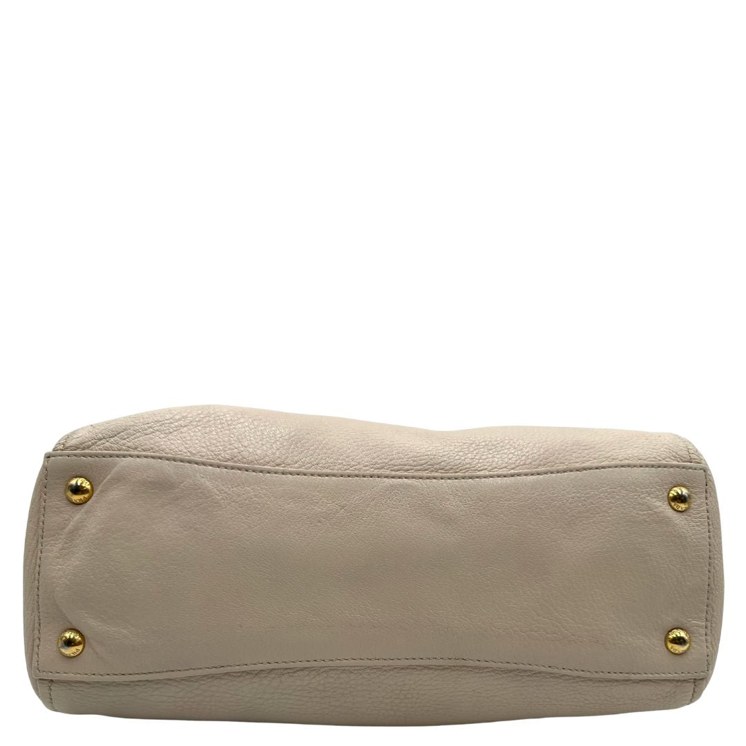 Base  Borsa Prada in pelle Martellata bianca con manico singolo e metalleria dorata, da indossare a spalla. Originale, usata, di lusso, in ottime condizioni.