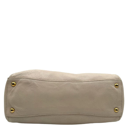 Base  Borsa Prada in pelle Martellata bianca con manico singolo e metalleria dorata, da indossare a spalla. Originale, usata, di lusso, in ottime condizioni.