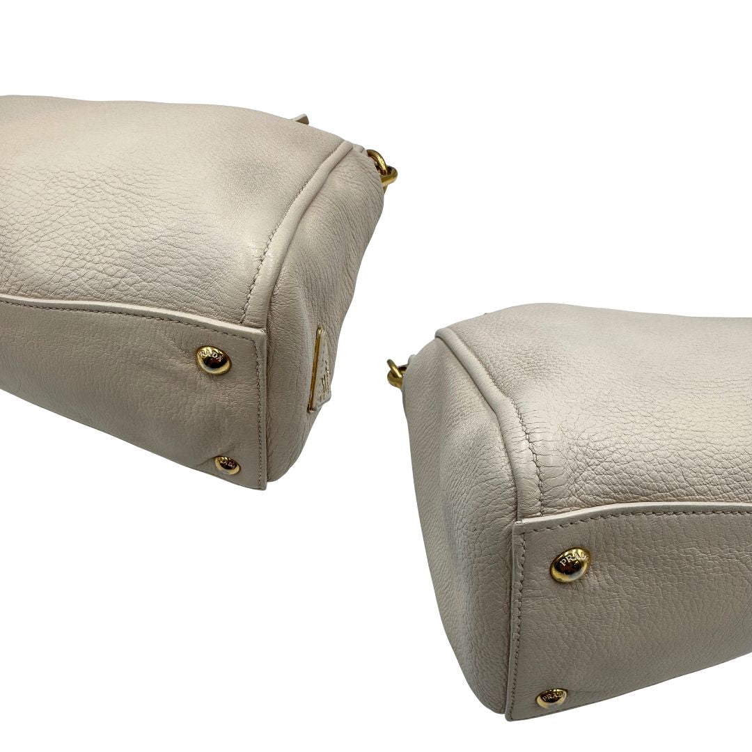 Angoli Borsa Prada in pelle Martellata bianca con manico singolo e metalleria dorata, da indossare a spalla. Originale, usata, di lusso, in ottime condizioni.