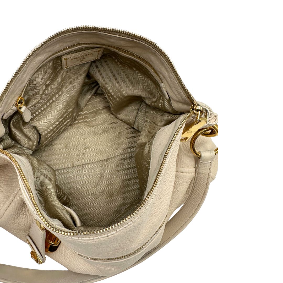 Interno Borsa Prada in pelle Martellata bianca con manico singolo e metalleria dorata, da indossare a spalla. Originale, usata, di lusso, in ottime condizioni.
