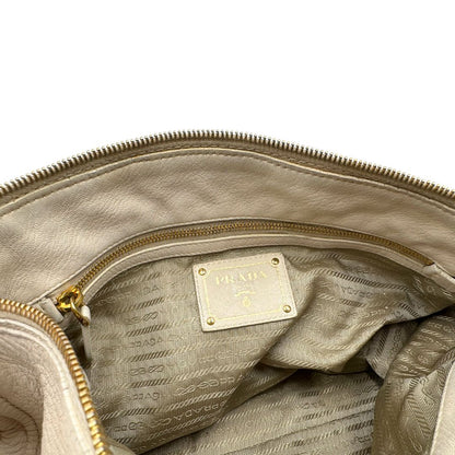 Tasca  Borsa Prada in pelle Martellata bianca con manico singolo e metalleria dorata, da indossare a spalla. Originale, usata, di lusso, in ottime condizioni.