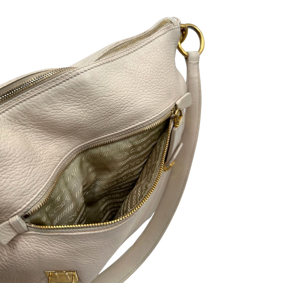 Tasca Borsa Prada in pelle Martellata bianca con manico singolo e metalleria dorata, da indossare a spalla. Originale, usata, di lusso, in ottime condizioni.