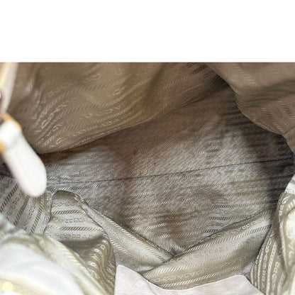 Interno Borsa Prada in pelle Martellata bianca con manico singolo e metalleria dorata, da indossare a spalla. Originale, usata, di lusso, in ottime condizioni.