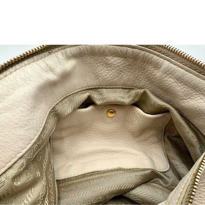 Tsaca  Borsa Prada in pelle Martellata bianca con manico singolo e metalleria dorata, da indossare a spalla. Originale, usata, di lusso, in ottime condizioni.