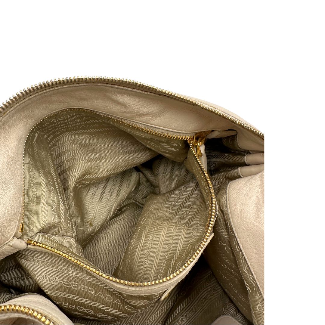  Tasca Borsa Prada in pelle Martellata bianca con manico singolo e metalleria dorata, da indossare a spalla. Originale, usata, di lusso, in ottime condizioni.