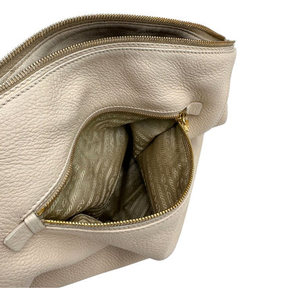 Tasca Borsa Prada in pelle Martellata bianca con manico singolo e metalleria dorata, da indossare a spalla. Originale, usata, di lusso, in ottime condizioni.