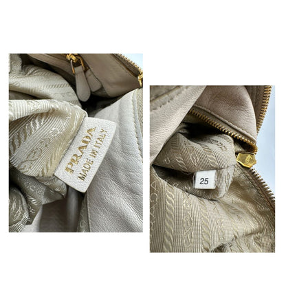  Borsa Prada in pelle Martellata bianca con manico singolo e metalleria dorata, da indossare a spalla. Originale, usata, di lusso, in ottime condizioni.
