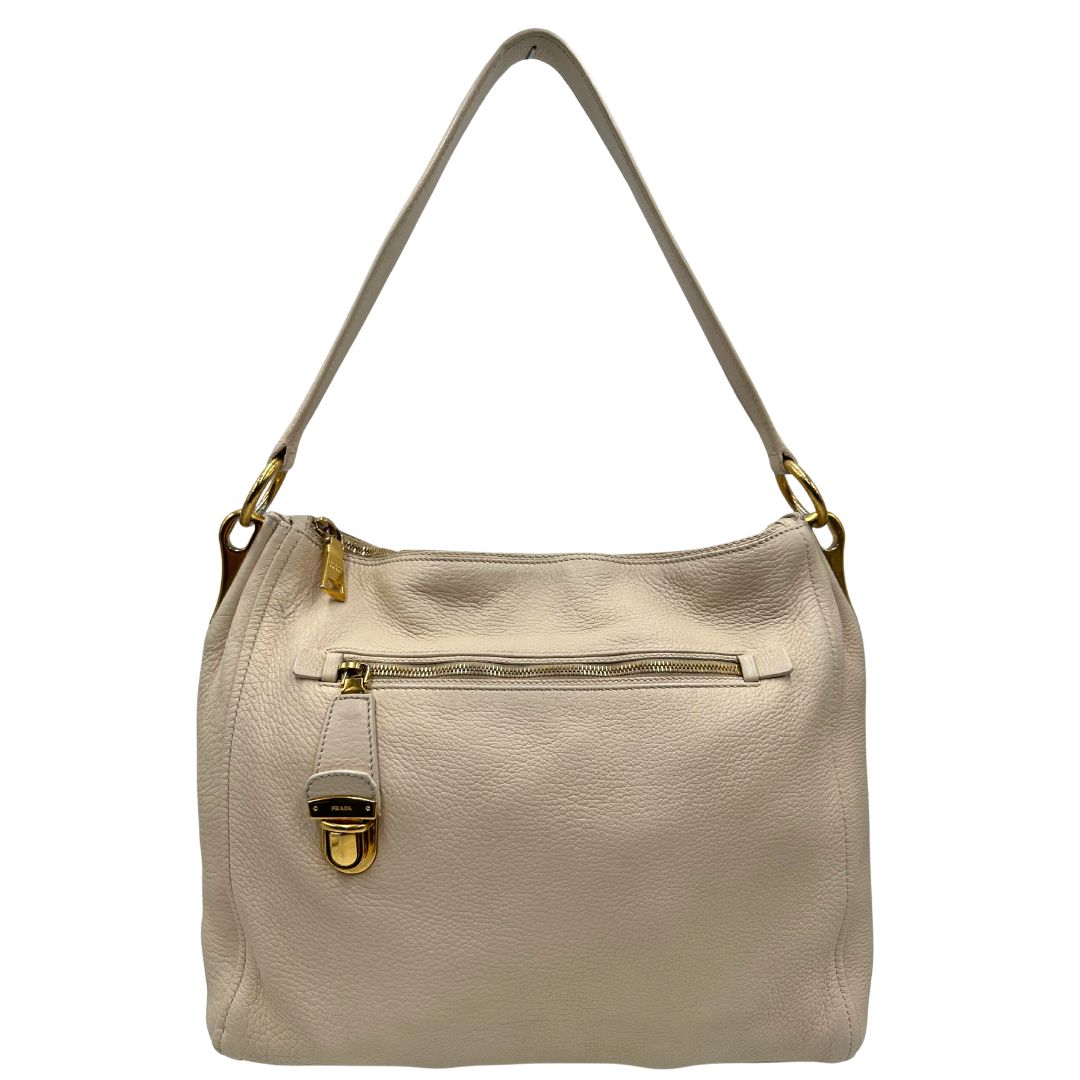 Front  Borsa Prada in pelle Martellata bianca con manico singolo e metalleria dorata, da indossare a spalla. Originale, usata, di lusso, in ottime condizioni.