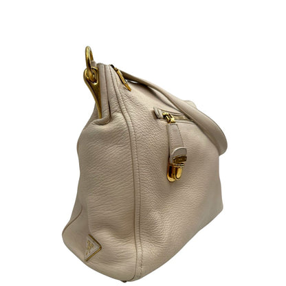 Laterali Front  Borsa Prada in pelle Martellata bianca con manico singolo e metalleria dorata, da indossare a spalla. Originale, usata, di lusso, in ottime condizioni.