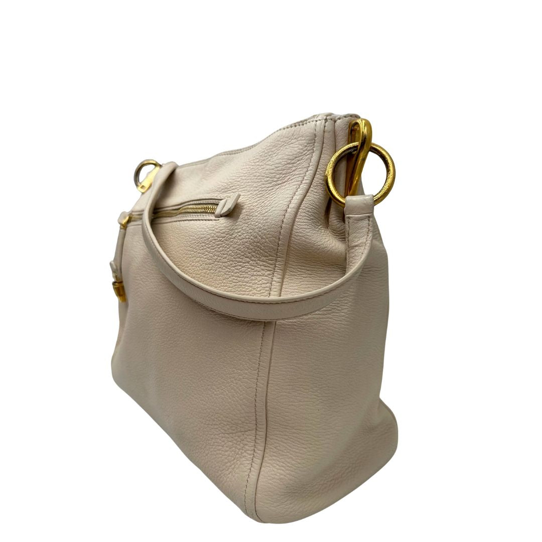 Laterali  Borsa Prada in pelle Martellata bianca con manico singolo e metalleria dorata, da indossare a spalla. Originale, usata, di lusso, in ottime condizioni.