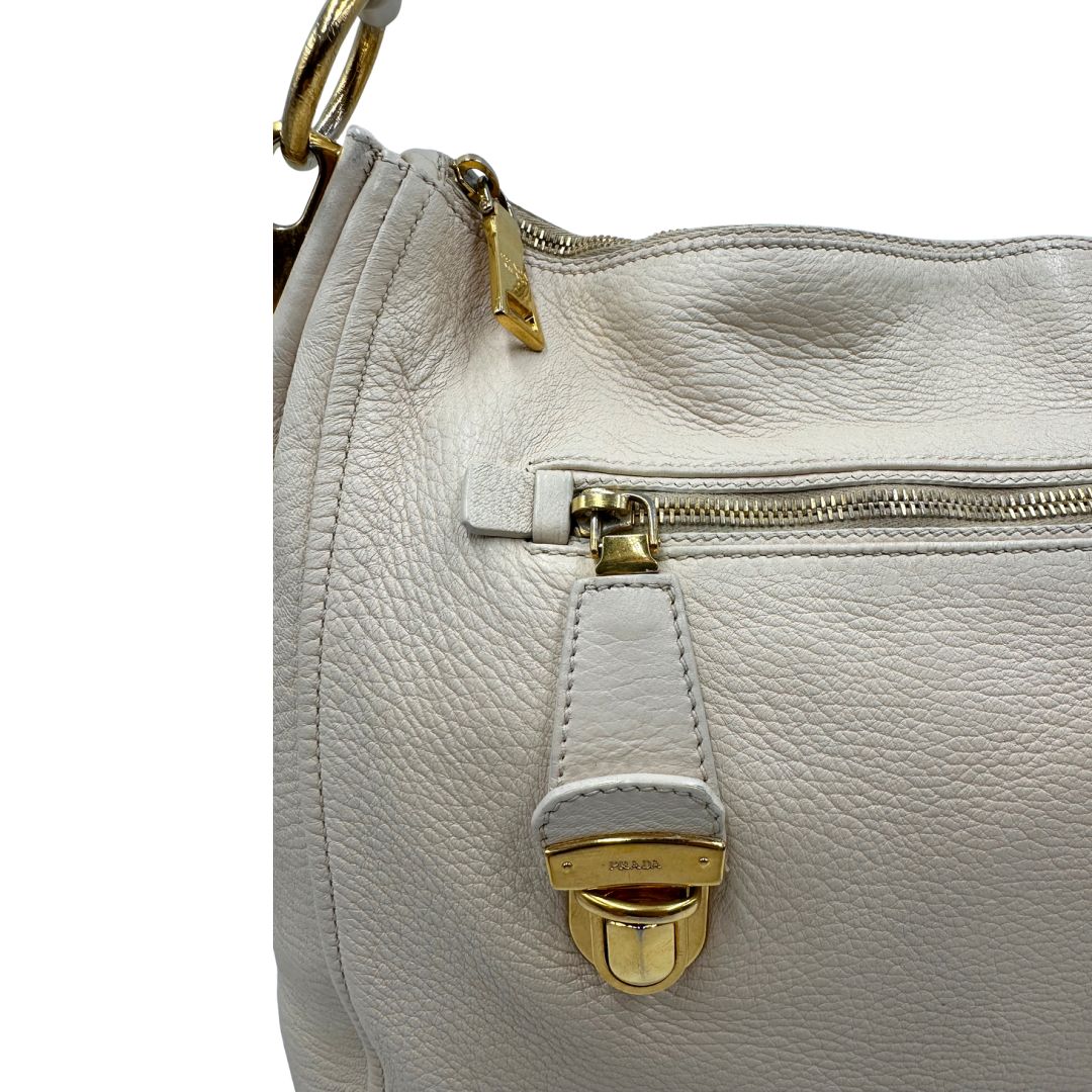  Borsa Prada in pelle Martellata bianca con manico singolo e metalleria dorata, da indossare a spalla. Originale, usata, di lusso, in ottime condizioni.