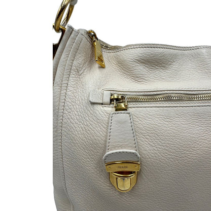  Borsa Prada in pelle Martellata bianca con manico singolo e metalleria dorata, da indossare a spalla. Originale, usata, di lusso, in ottime condizioni.