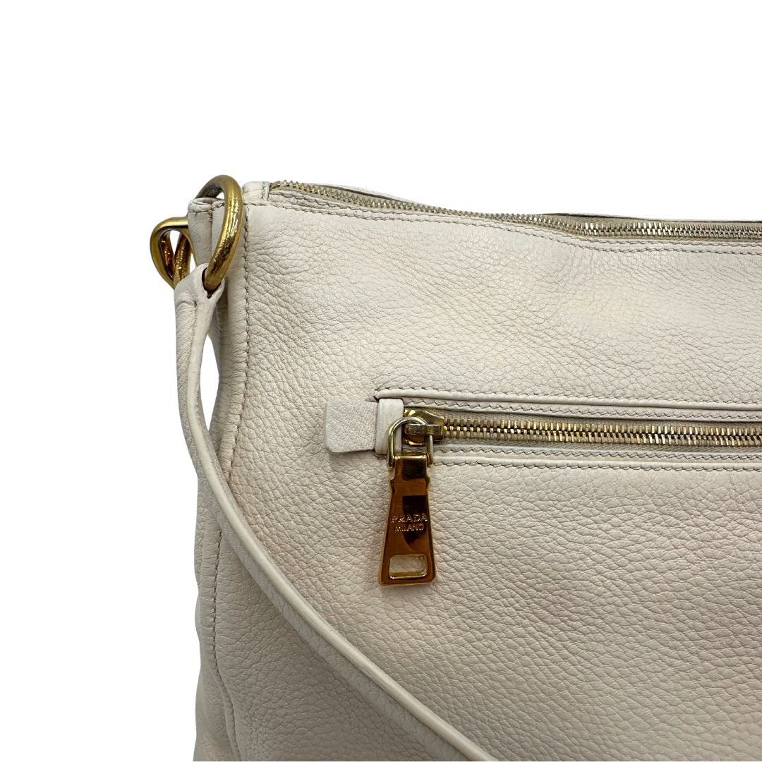  Borsa Prada in pelle Martellata bianca con manico singolo e metalleria dorata, da indossare a spalla. Originale, usata, di lusso, in ottime condizioni.