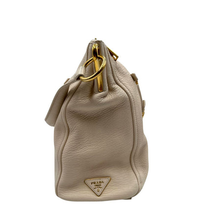Borsa Prada in pelle Martellata bianca con manico singolo e metalleria dorata, da indossare a spalla. Originale, usata, di lusso, in ottime condizioni.