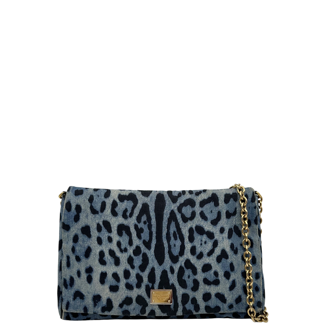 Borsa Dolce & Gabbana in denim trama animalier rifinita con parti metalliche dorate e profili in pelle blu notte; munita di una tracolla in catena. Originale, usato, condizioni ottime. 