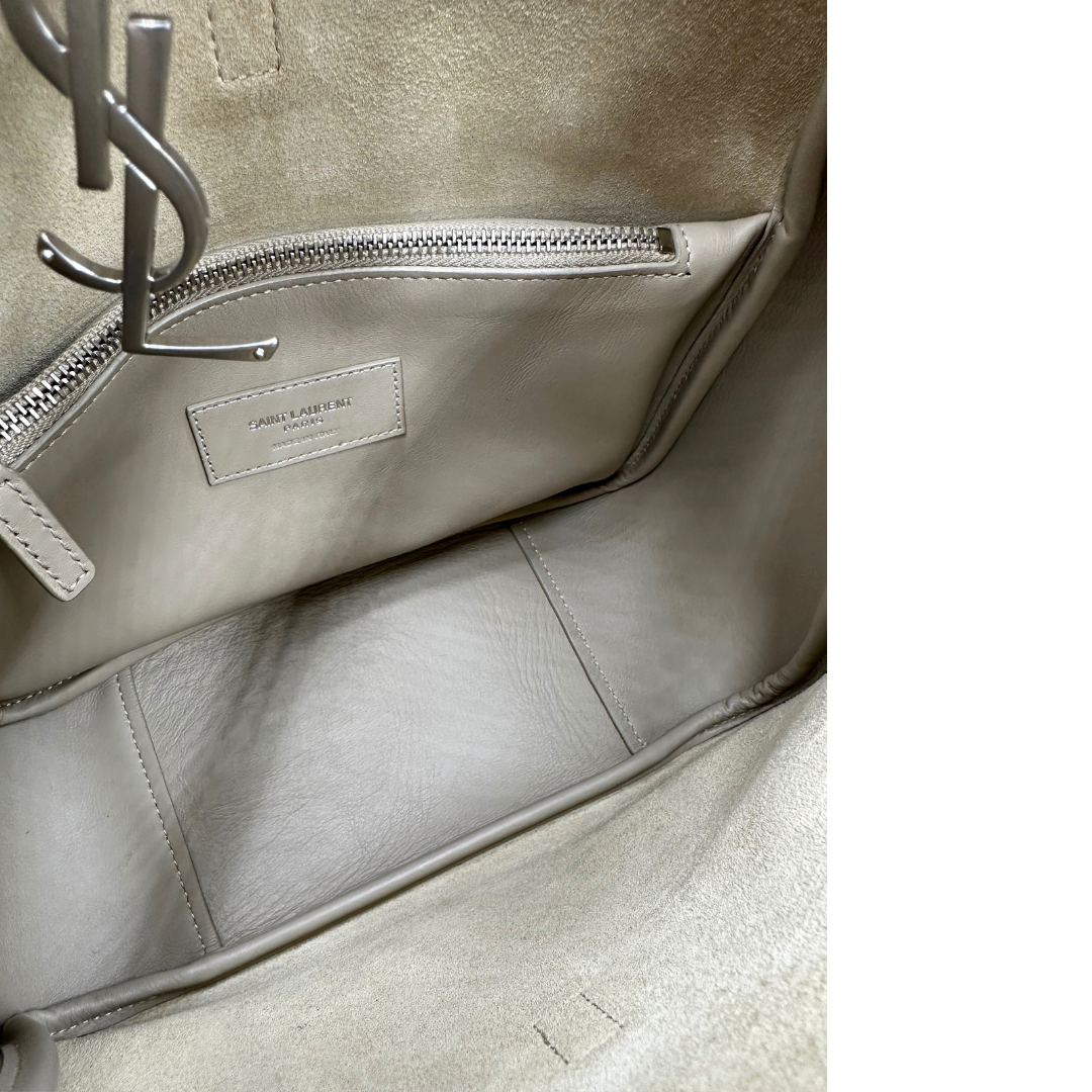Interno Borsa Saint Laurent LE 5 À 7 Piccola in pelle martellata beige dotata di manico regolabile con fibbia e rifinita con parti metalliche argentate e iconico logo Cassandre sulla chiusura. Completa di corredo. Originale, usato, in condizioni eccellenti. 