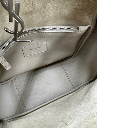 Interno Borsa Saint Laurent LE 5 À 7 Piccola in pelle martellata beige dotata di manico regolabile con fibbia e rifinita con parti metalliche argentate e iconico logo Cassandre sulla chiusura. Completa di corredo. Originale, usato, in condizioni eccellenti. 