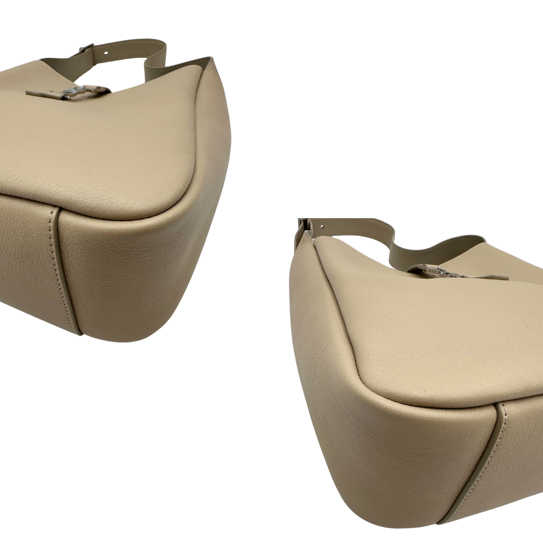 Borsa Saint Laurent LE 5 À 7 Piccola in pelle martellata beige dotata di manico regolabile con fibbia e rifinita con parti metalliche argentate e iconico logo Cassandre sulla chiusura. Completa di corredo. Originale, usato, in condizioni eccellenti. 