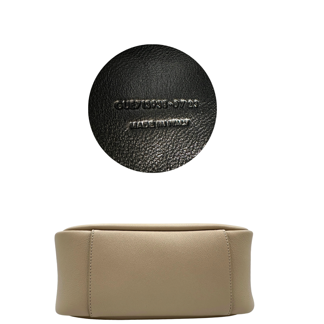 Borsa Saint Laurent LE 5 À 7 Piccola in pelle martellata beige dotata di manico regolabile con fibbia e rifinita con parti metalliche argentate e iconico logo Cassandre sulla chiusura. Completa di corredo. Originale, usato, in condizioni eccellenti. 