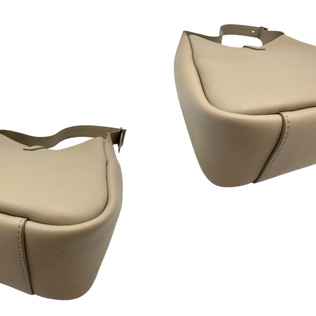 Borsa Saint Laurent LE 5 À 7 Piccola in pelle martellata beige dotata di manico regolabile con fibbia e rifinita con parti metalliche argentate e iconico logo Cassandre sulla chiusura. Completa di corredo. Originale, usato, in condizioni eccellenti. 