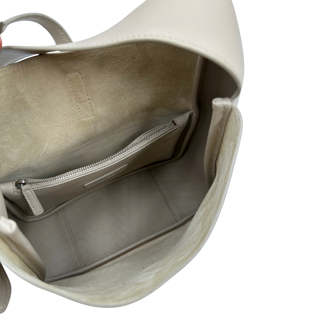 Interno Borsa Saint Laurent LE 5 À 7 Piccola in pelle martellata beige dotata di manico regolabile con fibbia e rifinita con parti metalliche argentate e iconico logo Cassandre sulla chiusura. Completa di corredo. Originale, usato, in condizioni eccellenti. 