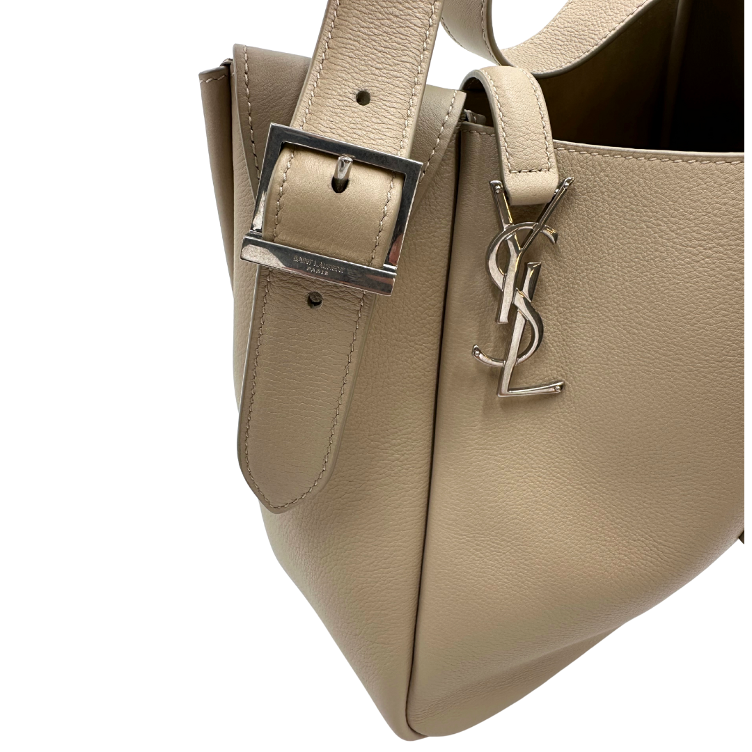 Borsa Saint Laurent LE 5 À 7 Piccola in pelle martellata beige dotata di manico regolabile con fibbia e rifinita con parti metalliche argentate e iconico logo Cassandre sulla chiusura. Completa di corredo. Originale, usato, in condizioni eccellenti. 