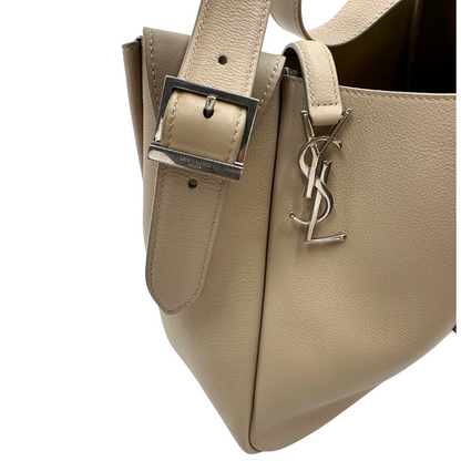 Borsa Saint Laurent LE 5 À 7 Piccola in pelle martellata beige dotata di manico regolabile con fibbia e rifinita con parti metalliche argentate e iconico logo Cassandre sulla chiusura. Completa di corredo. Originale, usato, in condizioni eccellenti. 