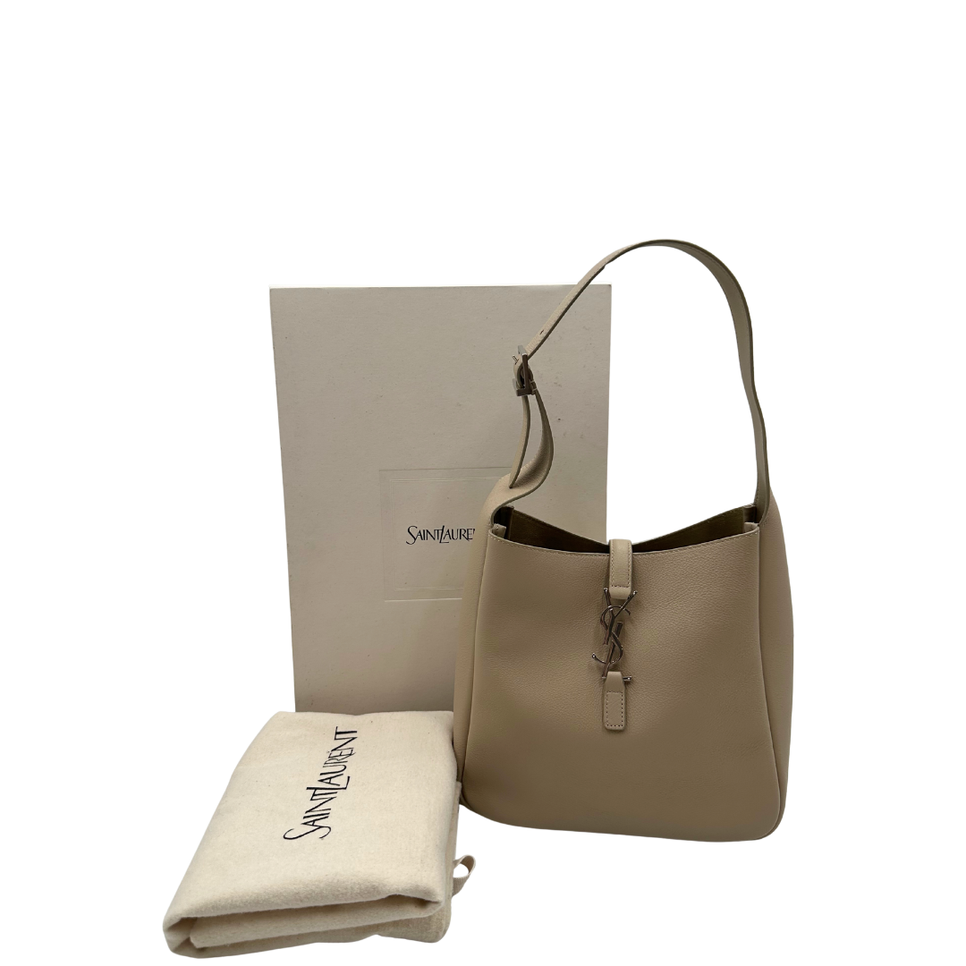 Borsa Saint Laurent LE 5 À 7 Piccola in pelle martellata beige dotata di manico regolabile con fibbia e rifinita con parti metalliche argentate e iconico logo Cassandre sulla chiusura. Completa di corredo. Originale, usato, in condizioni eccellenti. 