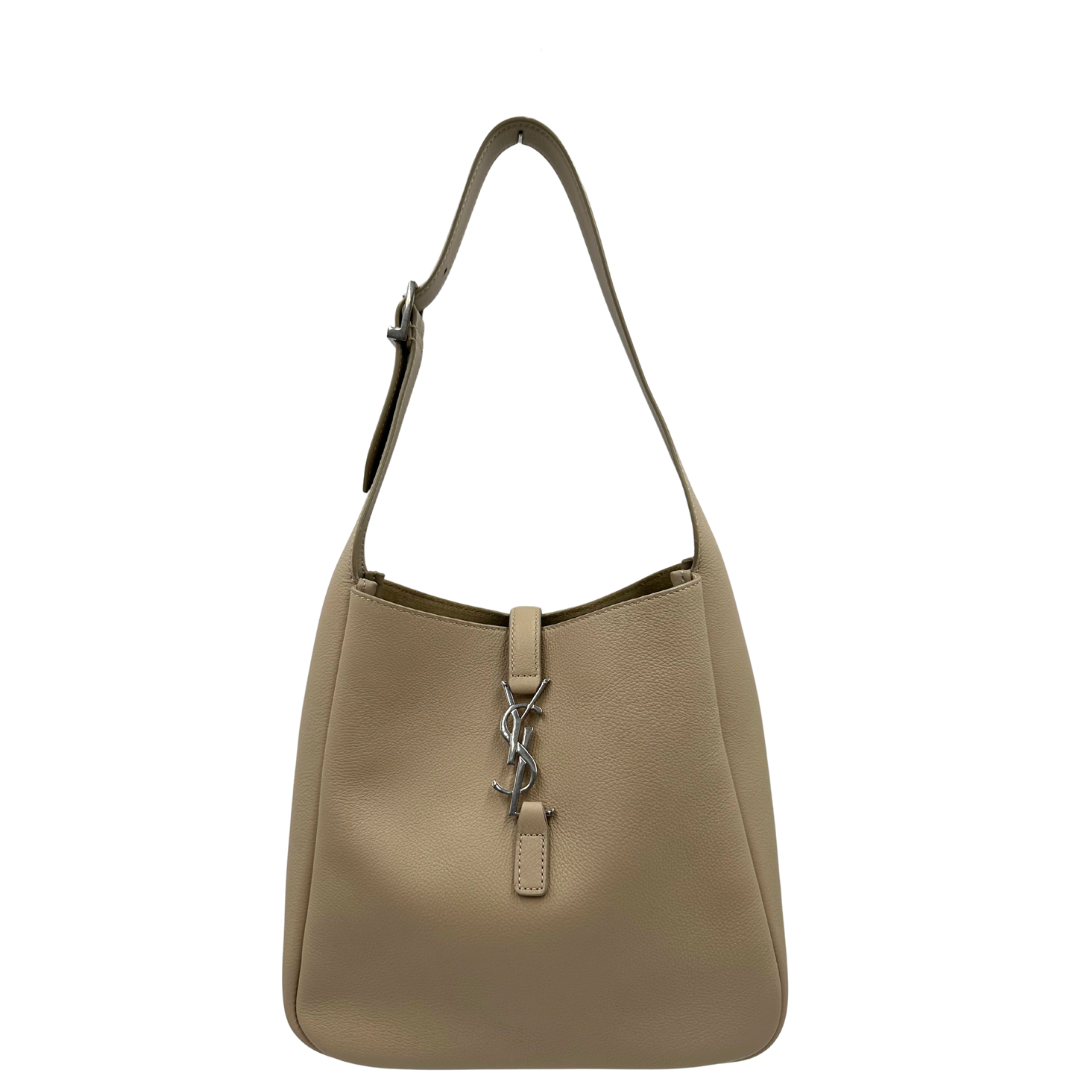 Borsa Saint Laurent LE 5 À 7 Piccola in pelle martellata beige dotata di manico regolabile con fibbia e rifinita con parti metalliche argentate e iconico logo Cassandre sulla chiusura. Completa di corredo. Originale, usato, in condizioni eccellenti. 