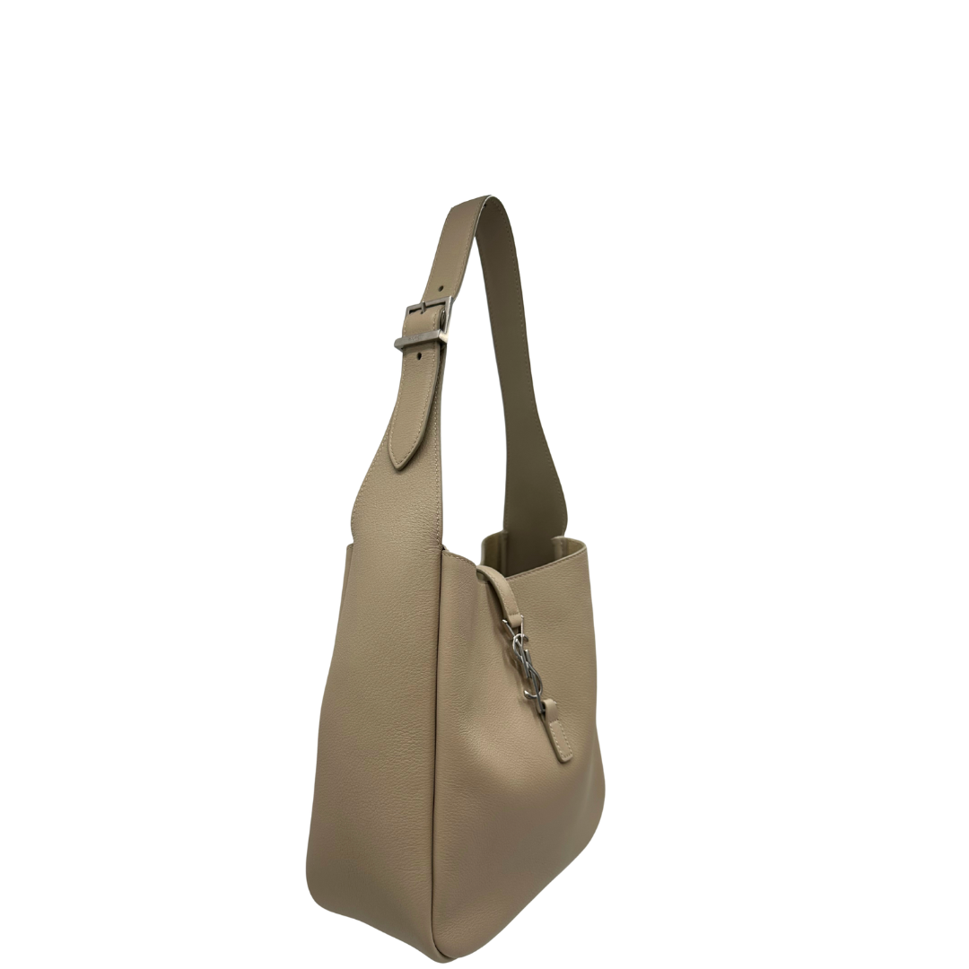 Borsa Saint Laurent LE 5 À 7 Piccola in pelle martellata beige dotata di manico regolabile con fibbia e rifinita con parti metalliche argentate e iconico logo Cassandre sulla chiusura. Completa di corredo. Originale, usato, in condizioni eccellenti. 
