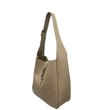 Borsa Saint Laurent LE 5 À 7 Piccola in pelle martellata beige dotata di manico regolabile con fibbia e rifinita con parti metalliche argentate e iconico logo Cassandre sulla chiusura. Completa di corredo. Originale, usato, in condizioni eccellenti. 