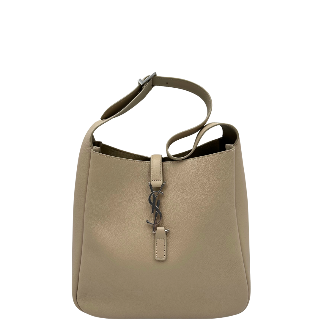 Borsa Saint Laurent LE 5 À 7 Piccola in pelle martellata beige dotata di manico regolabile con fibbia e rifinita con parti metalliche argentate e iconico logo Cassandre sulla chiusura. Completa di corredo. Originale, usato, in condizioni eccellenti. 